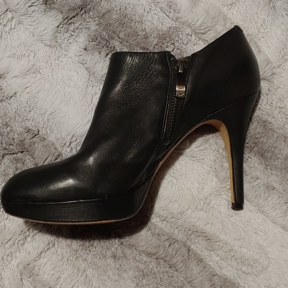 Vince Camuto 4 inch heels. - Picture 6 of 10